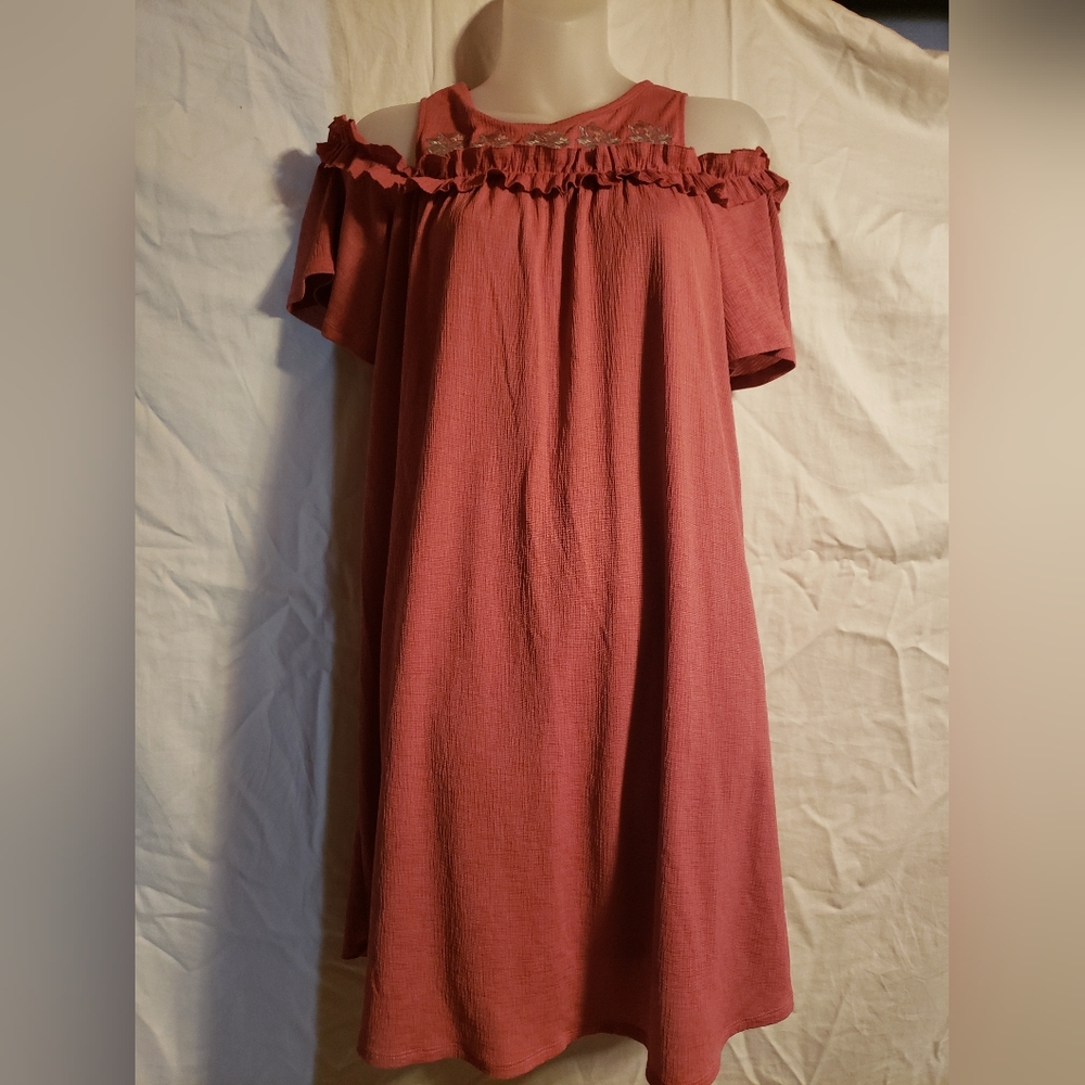 Lauren Conrad cold shoulder dress, size XS. Mauve, fun and flirty.